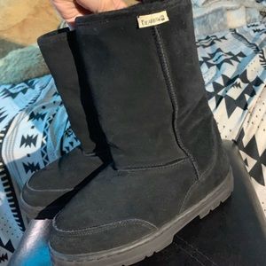 Black winter boots